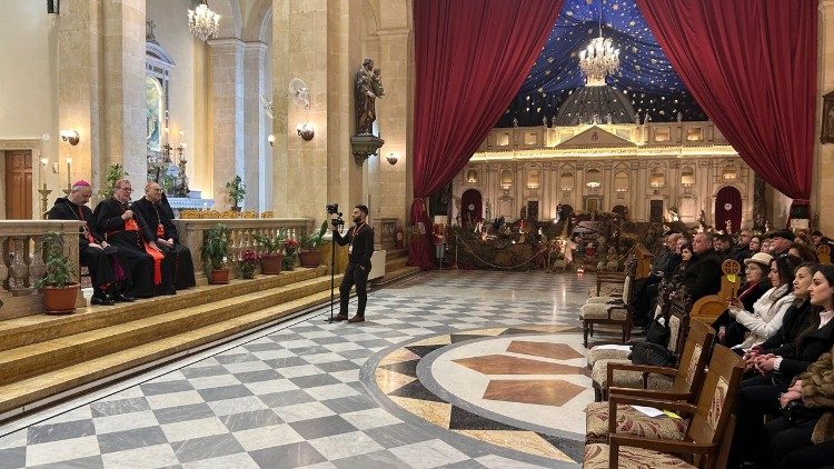 La Chiesa di San Francesco con il Presepe sullo sfondo