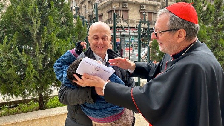 Il cardinale Gugerotti con un bambino in cura presso la struttura dei Francescani