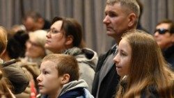 2025.02.13 Uczestnicy Mszy św. przy grobie św. Jana Pawła II