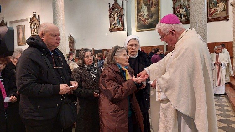 Čin bolesničkog pomazanja u crkvi Gospe Lurdske u Rijeci