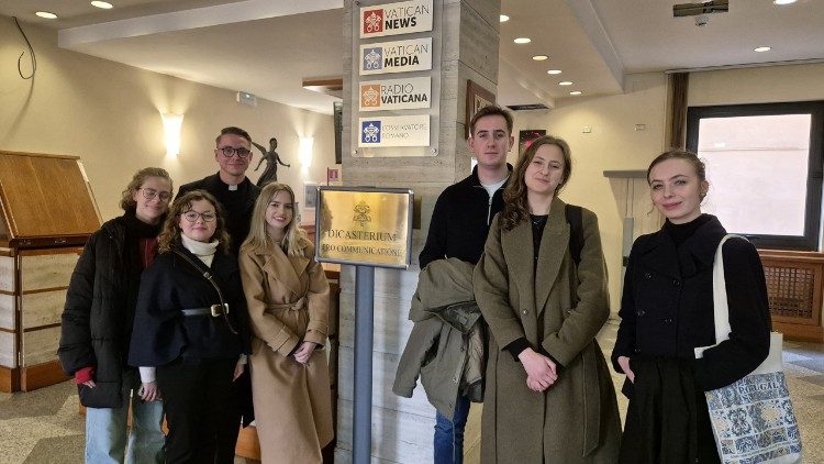 Studenci z Polski w siedzibie Mediów Watykańskich