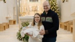 Aušra ir Justas Paliušiai su sūneliu Jonuku