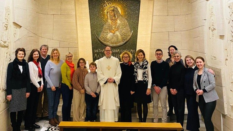 Minėjimo mišių dalyviai Lietuvos kankinių koplyčioje Vatikane