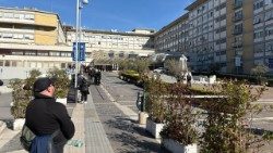 Vjernici okupljeni na molitvu ispred bolnice Gemelli 