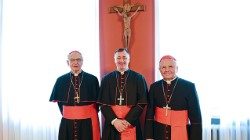 Trys kardinolai: A. J. Bačkis, R. Makrickas ir S. Tamkevičius SJ Vilniuje 2025 vasario 16 d.