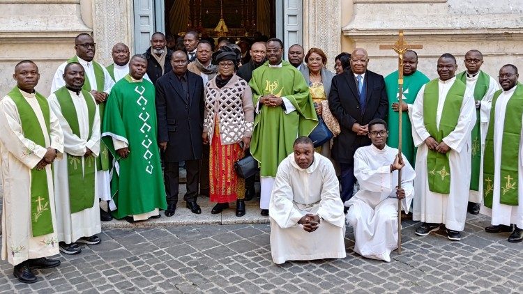 Les Congolais, à l’occasion de la messe pour la paix en RD Congo, devant l'aumônerie congolaise à Rome, dimanche 16 février 2025.