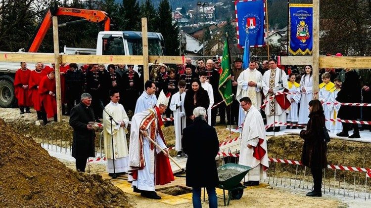Blagoslov temeljnog kamena za novu župnu kuću i pastoralni centar u Lugu Samoborskom  (Foto: Župa sv. Ivana Krstitelja)