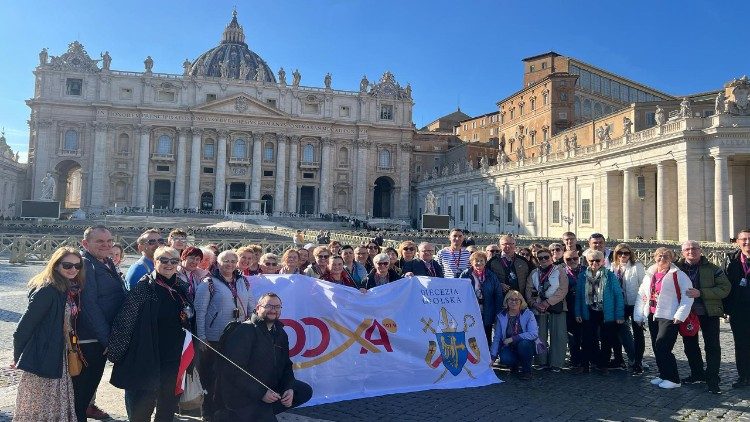 Grupa pracowników i słuchaczy Radia Doxa