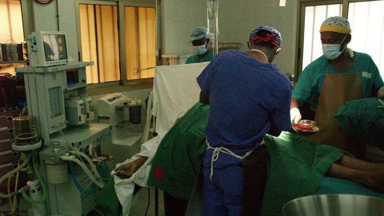 Médicos durante una operación en el hospital Wolisso de Mozambique 