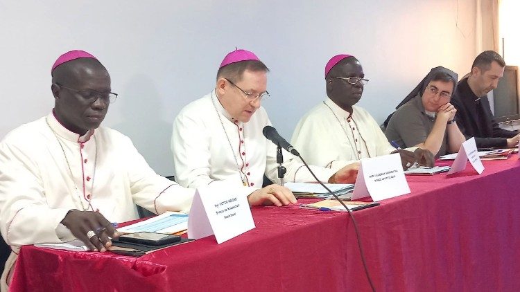 Прадстаўнікі Святога Пасада, мансеньёр Кампізі і сястра Смерылі, на пасяджэнні Фонду Яна Паўла II для Сахеля (17.02.2025, Дакар)