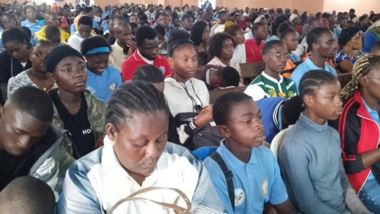 4 000 jeunes de l’archidiocèse de Yaoundé, au Cameroun, au cours de leur pèlerinage de l'Espérance, à la paroisse Saint-Pierre et Paul de Nsimalen, le 16 février 2025.