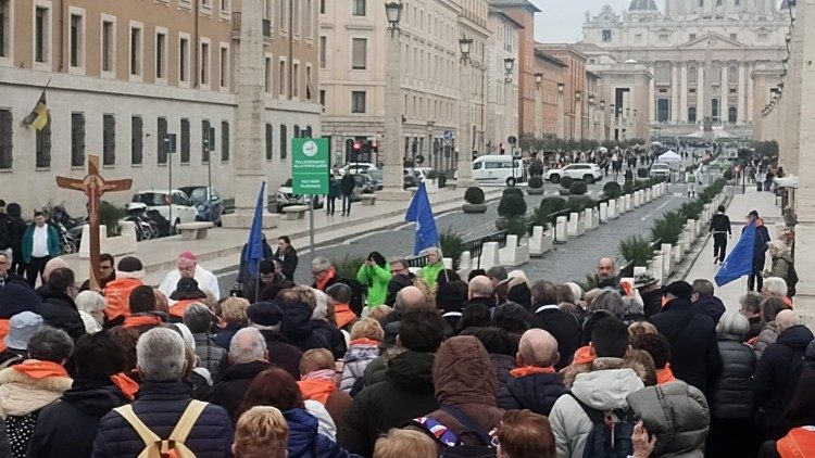 Indul a zarándokok csoportja a Szent Péter bazilika felé