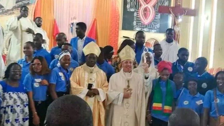 Mgr José Avelino Bettencourt, Nonce apostolique et l’archevêque de Yaoundé, Mgr Jean Mbarga, entourés des 4 000 jeunes de l’archidiocèse de Yaoundé, au Cameroun, au cours de leur pèlerinage de l'Espérance, à la paroisse Saint-Pierre et Paul de Nsimalen.