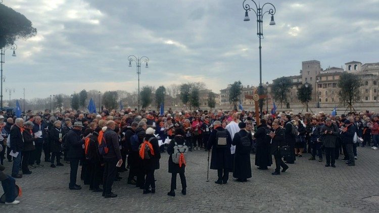 I fedeli della diocesi di Novara radunati a piazza Pia