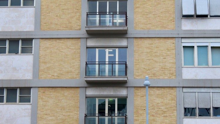 Påven ligger inlagd på Gemelli sjukhuset i Rom 