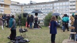 2025.02.19 Waandishi wa habari wakiwa katika Hospitali ya Gemelli alikolazwa Papa tangu Februari 14.