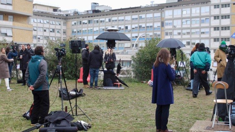 2025.02.19 Waandishi wa habari wakiwa katika Hospitali ya Gemelli alikolazwa Papa tangu Februari 14.