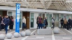 A Gemeleli-klinika bejárata, ahol Ferenc pápát ápolják 