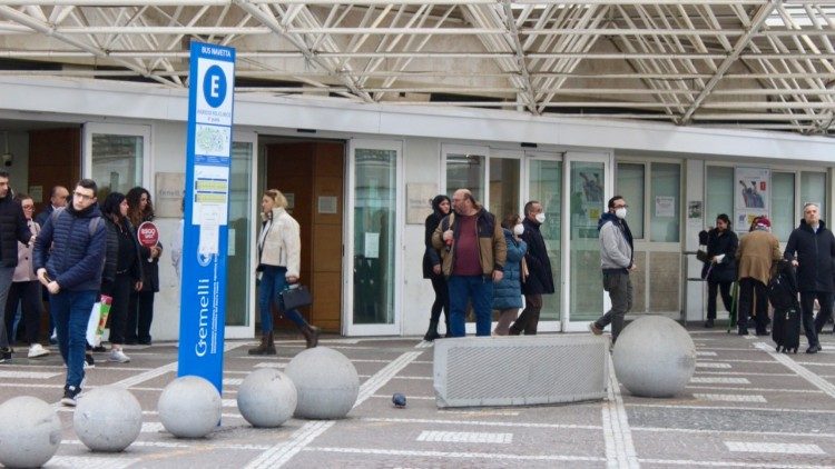 A Gemeleli-klinika bejárata, ahol Ferenc pápát ápolják 