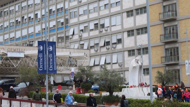 Papa Francisc a cunoscut o ameliorare stabilă, dar continuă spitalizarea la ”A. Gemelli”.