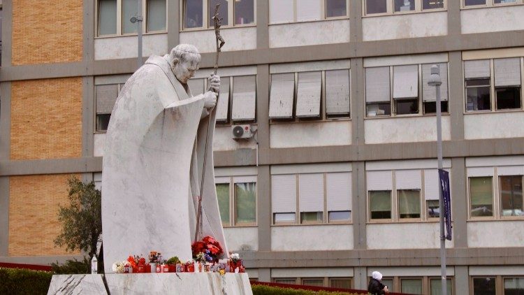 Papa anaendelea na tiba huko Gemelli, Roma.