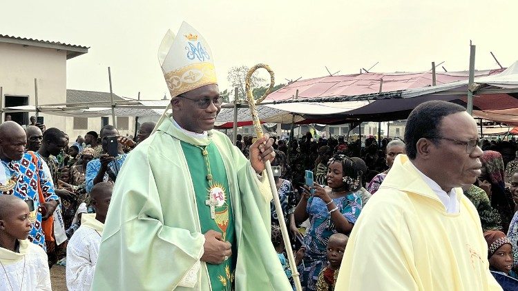 Mgr Roger Houngbédji, archevêque de Cotonou, précédée du père Simon Yobodè, recteur du Sanctuaire marial de Vêkky, au cours la procession de la messe de clôture de la 12e édition du pèlerinage diocésain des malades de Cotonou le 9 février 2025.