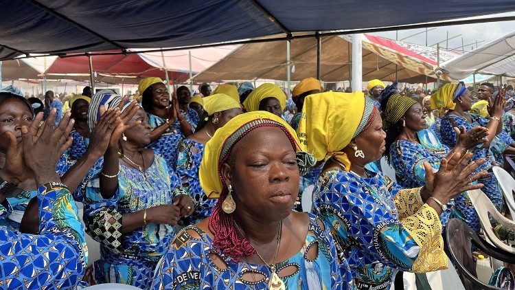 Vue partielle des pèlerins lors de l'action de grâce au cours de la messe de clôture de la 12e édition du pèlerinage diocésain des malades de Cotonou 