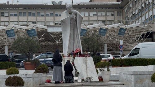 P&aacute;pežov stav v nemocnici Gemelli sa postupne zlepšuje.