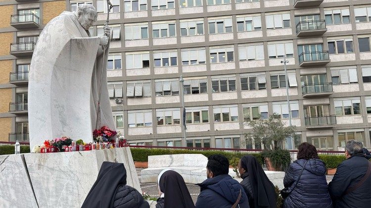 Wierni modlą się o zdrowie dla Papieża za wstawiennictwem św. Jana Pawła II 
