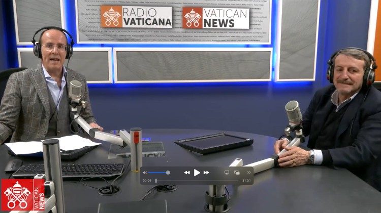 Un altro momento dell'intervista al comico Giacomo Poretti negli studi di Radio Vaticana Vatican News