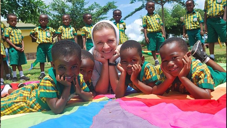 S. Paula z uczniami szkoły w Ghanie