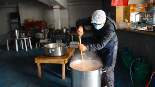 Padre Hani, il prete maronita che con moglie e figli cucina in strada per i poveri