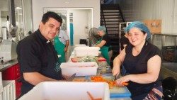 الأب هاني، الكاهن الماروني الذي يطهو في الشارع للفقراء مع زوجته وأولاده