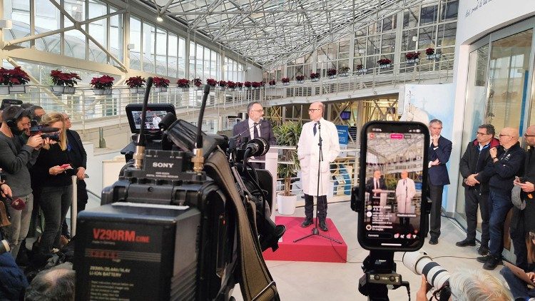 Waandishi wa habari wakisikiliza kuhusu afya ya Baba Mtakatifu Francisko