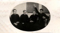 bł. ks. Stefan Wincenty Frelichowski (pierwszy z prawej)