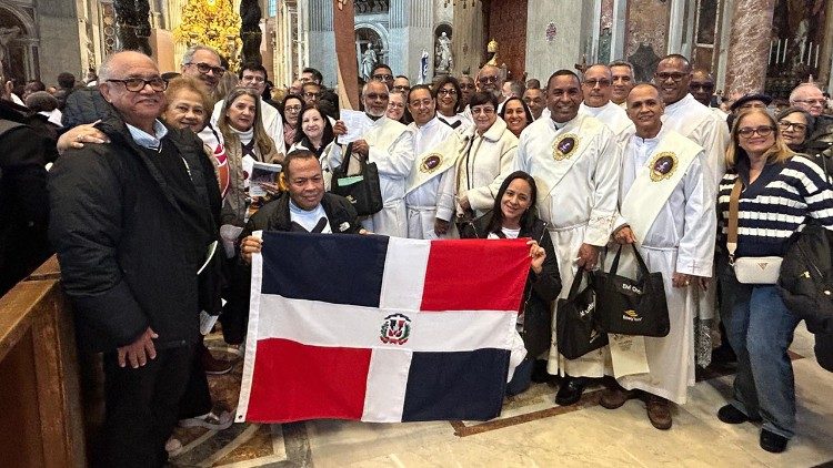 உரோம் தூய பேதுரு பெருங்கோவிலில் கூடியிருந்தத் திருத்தொண்டர்கள் குழு