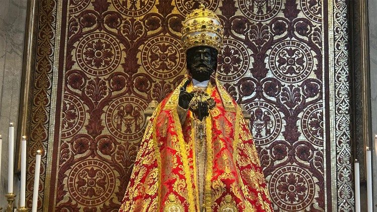 Figura św. Piotra w bazylice watykańskiej ubierana jest 22 lutego i 29 czerwca