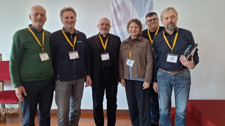 Iš kairės: IDC vicepirmininkas E. Thouetas, diak. A, Kučikas, kun. L. Vileniškis, V. Malinauskienė, diak. N. Čapas, diak. D. Chmieliauskas