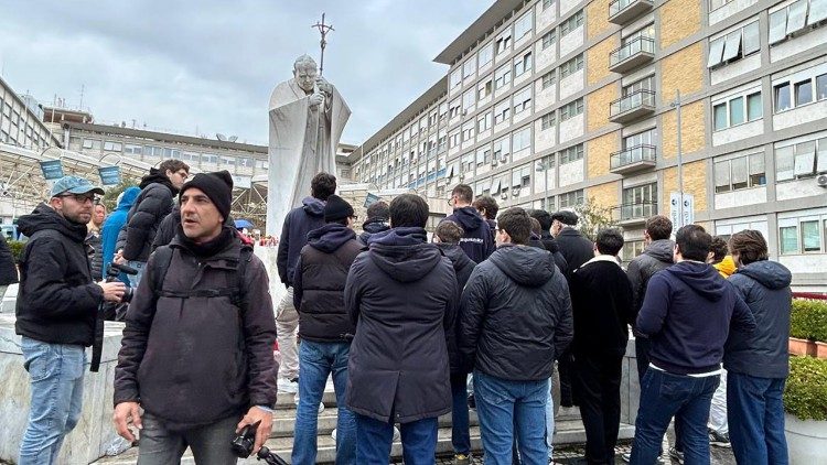 2025.02.24 Sala kwa ajili ya Papa huko Gemelli.