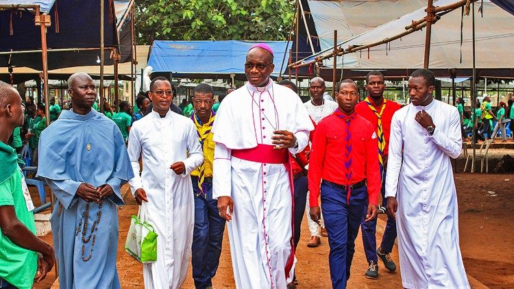 Mgr Roger Houngbédji, archevêque de Cotonou et président de la Conférence épiscopale du Bénin, lors de la clôture du pèlerinage diocésain de jeunes.