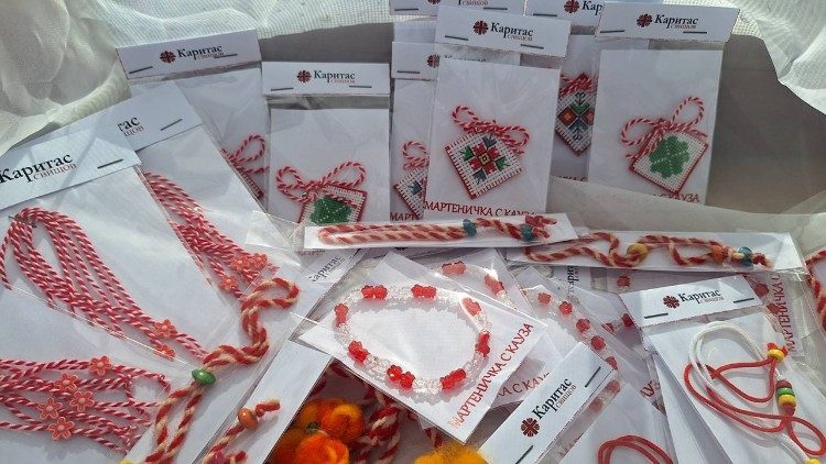 Мартеничките изработени от Каритас Русе