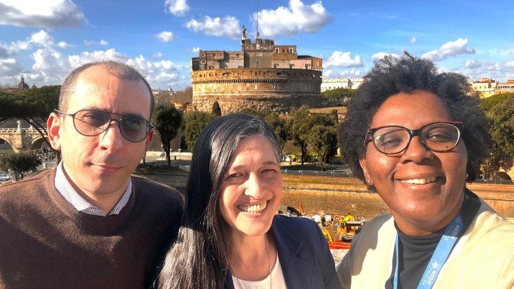 Irm&atilde; Neusa com alguns membros da equipe da R&aacute;dio Vaticano-Vatican News
