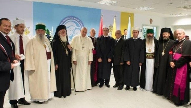 Papa Françesku  me krerët e Komuniteteve fetare të Shqipërisë në Tiranë 21 shtator 2014,(foto nga arkivi)