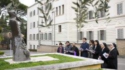 2025.02.27 Sala mbele ya Sanamu ya Mtakatatifu wa Armenia Gregory wa Narek, mwalimu wa Kanisa iliyoko kwenye Bustani za Vatican.