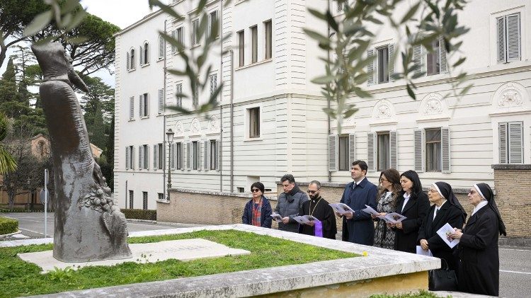 Un momento de la oración en los Jardines Vaticanos