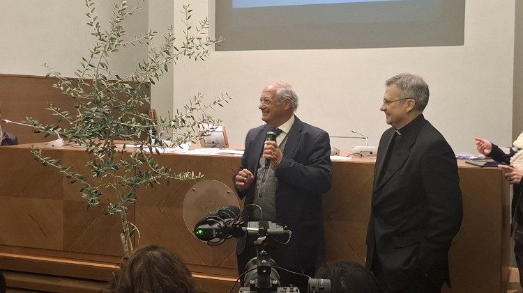 José María del Corral y Monseñor Lucio Ruiz presentan un olivo como símbolo de la paz al cierre del encuentro "Meaning Meets Us".