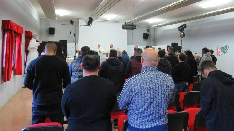 Una celebrazione del vescovo nel carcere di Tolmezzo