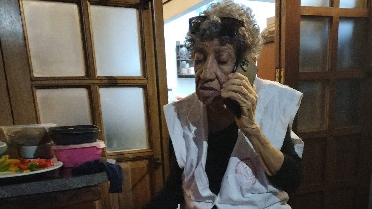 Manuela na entrevista telefónica com a Rádio Vaticano