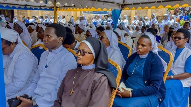 Des religieux et religieuses rwandais lors du jubilé de la vie consacrée à Kibeho au Rwanda