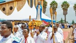 Au Rwanda, la statue de la Vierge Marie portée en procession (photo d'archive). 
